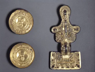 Ein Paar Untertassenbroschen und eine quadratische Brosche, gefunden in Fairford, Gloucestershire, angelsächsisch, 5.-6. Jahrhundert